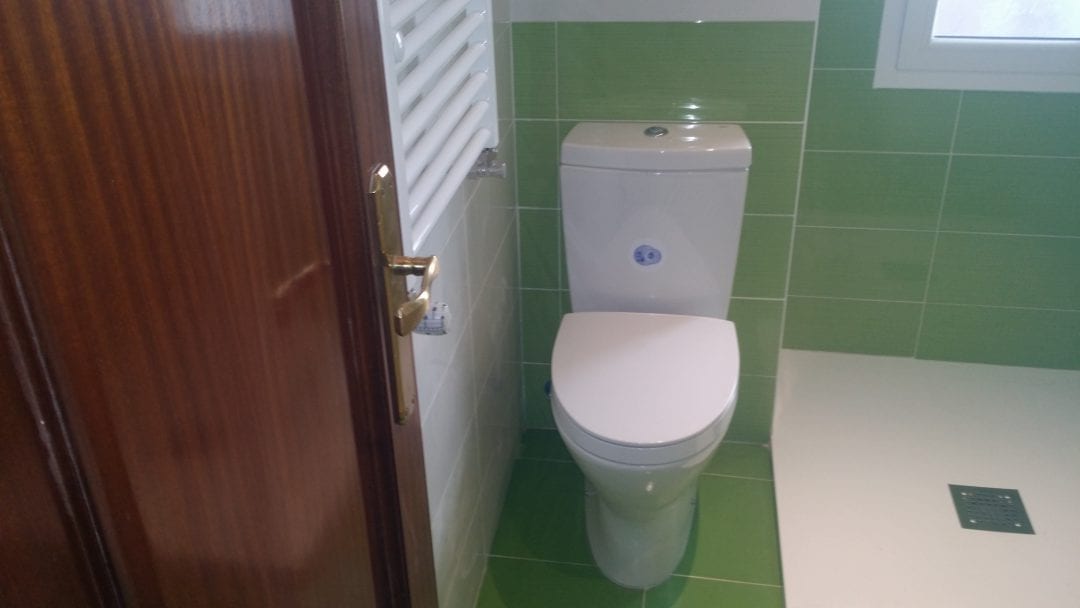 reforma de baño , con su correspondiente diseño moderno y actual